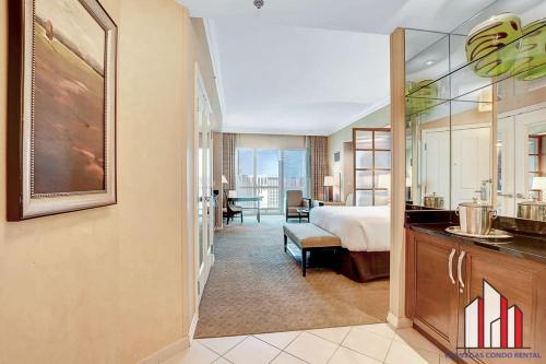 een hotelkamer met een bed en een bureau bij MGM Signature-38-617 Top floor F1 View Balcony in Las Vegas