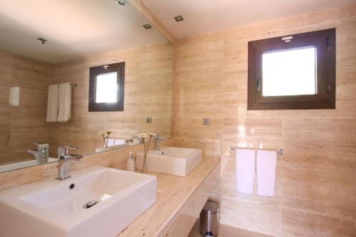 een badkamer met een wastafel en een spiegel bij 1102 Villa with pool ,lounge, BBQ ,direkt in Marbella in Marbella