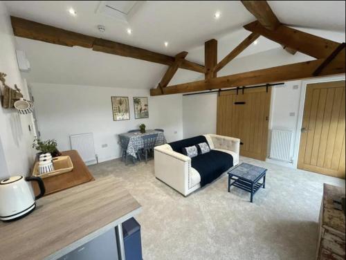 Ruang duduk di Evelith Manor Barns