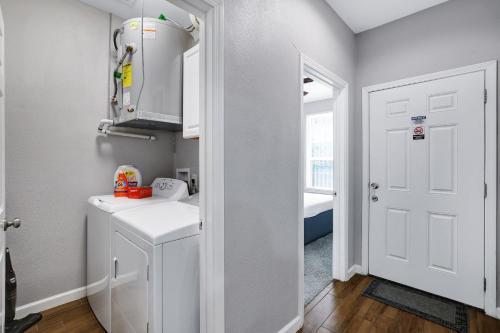 uma casa de banho branca com um lavatório e uma porta em Soledad - A Birdy Vacation Rental em San Antonio