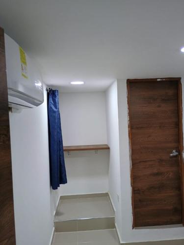 Cette chambre dispose d'un placard et d'une porte. dans l'établissement HOTEL DI MAR, à Carthagène des Indes