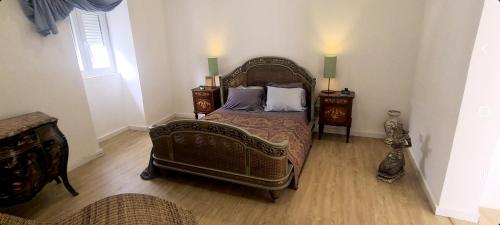 1 dormitorio con 1 cama y 2 mesitas de noche en Beautiful Casita "12min from Torres Vedras", 