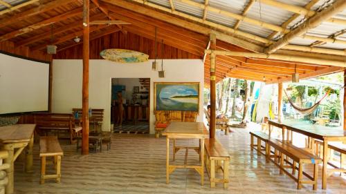 Restaurace v ubytování Don Jon's Surf and Yoga Lodge