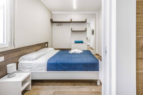 a small bedroom with a bed and a bathroom at La Perla Rooms in Saronno