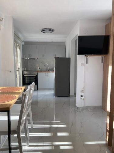Η κουζίνα ή μικρή κουζίνα στο White Apartment