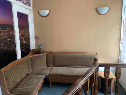 una sala de espera con sofá y ventana en VIP apart 798, en Tiflis