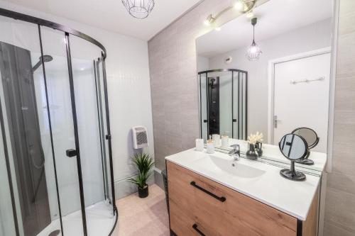 a bathroom with a sink and a shower at Les Salins * Appartement * Clim * Wifi * Commerces in Fos-sur-Mer