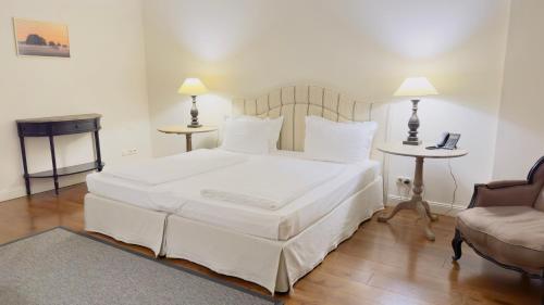 Letto o letti in una camera di Schloss Lüdersburg Golf & Spa