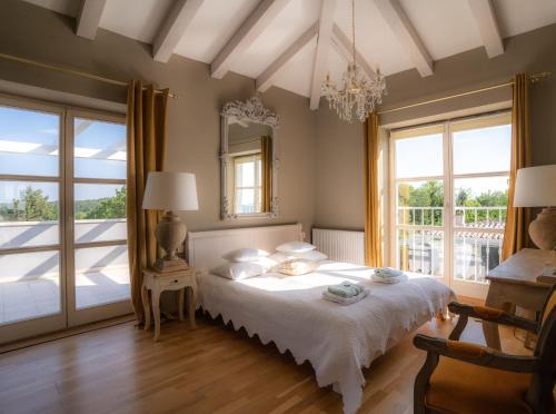 een slaapkamer met een bed met een spiegel en ramen bij Villa Moonlight in Poreč
