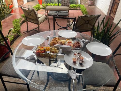 萊昂的住宿－Hotel Vizcaíno León，一张玻璃桌,上面放着一个食物托盘