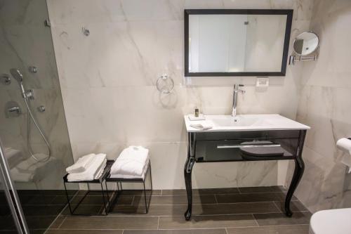 Un baño de Kikar Boutique Hotel