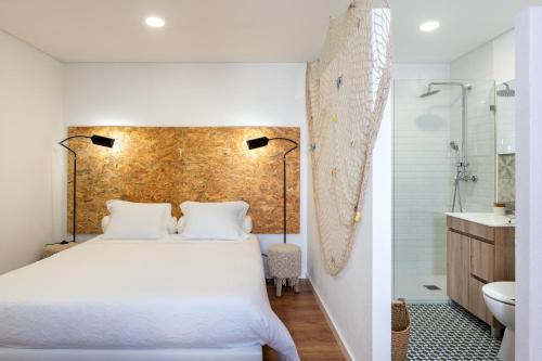 アルママールにあるFeel Discovery Douro Janjaのベッドルーム(白いベッド1台付)、バスルーム