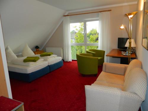 um quarto de hotel com duas camas e uma janela em Messeapartment, Messezimmer Sehnde em Sehnde