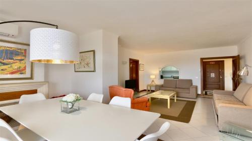 Al Charb TopFloor sea view, ar con, pool - CleverDetails