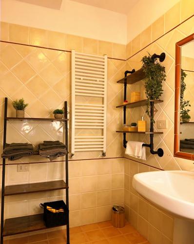 y baño con lavabo y espejo. en Il Bollore House en Bagni San Filippo