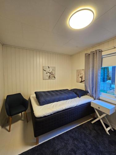 Giường trong phòng chung tại Tomannsbolig sentralt Stavanger