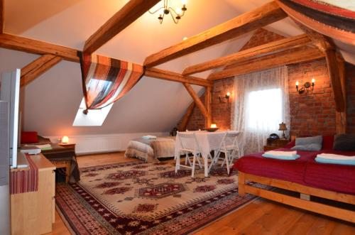 1 dormitorio con 1 cama y 1 mesa en una habitación en Dom na Warmii -Siedlisko Mozaika, en Pieniężno