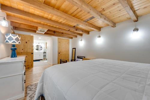 - une grande chambre avec un lit blanc et des plafonds en bois dans l'établissement Pet-Friendly Cabin on 3 Acres 7 Mi to Uvalde!, à Uvalde