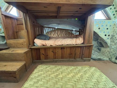uma pequena cama num quarto com um colchão em Earthship 3 levels FAMILY cabin with lake view em San Marcos La Laguna