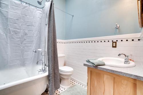 een badkamer met een bad, een toilet en een wastafel bij Historic DT Laramie Apartment Deck and 1 Mi to UW! in Laramie