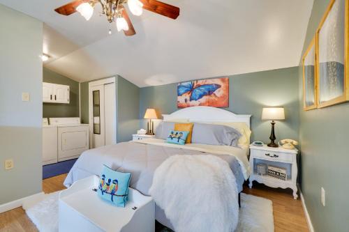 um quarto com uma grande cama branca e paredes azuis em Sweet Lily Home Less Than 15 Mi from Downtown Corbin! 