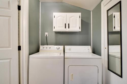 uma cozinha com armários brancos e uma máquina de lavar e secar roupa em Sweet Lily Home Less Than 15 Mi from Downtown Corbin! 