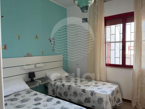 トッレ・ラピッロにあるBella Vita - Piano Primoの青い壁のドミトリールーム ベッド2台