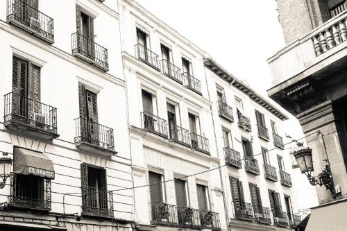 une photo en noir et blanc d'un bâtiment avec balcon dans l'établissement CH Olmedo, à Madrid