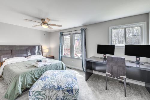 1 dormitorio con 1 cama y escritorio con 2 monitores en Toano Home with Screened Porch Steps to Lake!, en Croaker