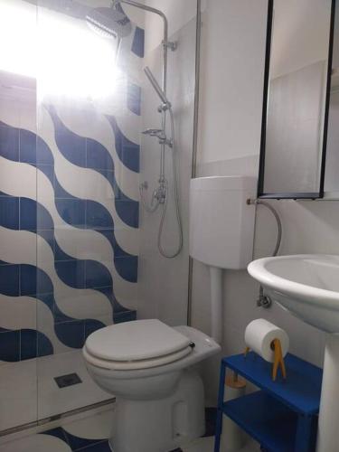 a bathroom with a toilet and a sink at Casa Plemmirio Varco 22 in Plemmirio