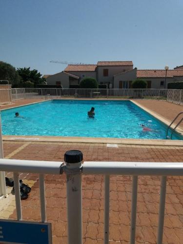 - une piscine avec 2 personnes dans l'eau dans l'établissement Maison de la mer, à Vaux-sur-Mer