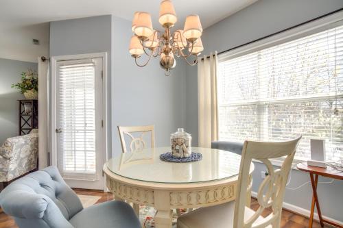 Χώρος καθιστικού στο Community Pool and Private Balcony Chic Lewes Gem