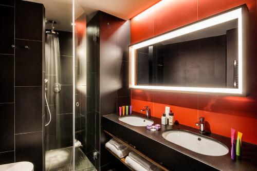 a bathroom with two sinks and a shower and a mirror at Glam Milano in Milan