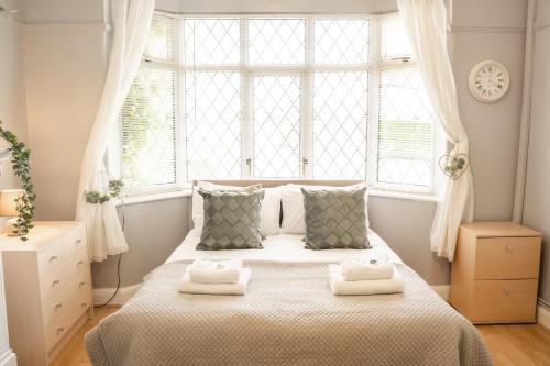 - une chambre avec un lit et 2 serviettes dans l'établissement Spacious 4 bed Edwardian home in Chester - Sleeps up to 7, à Chester