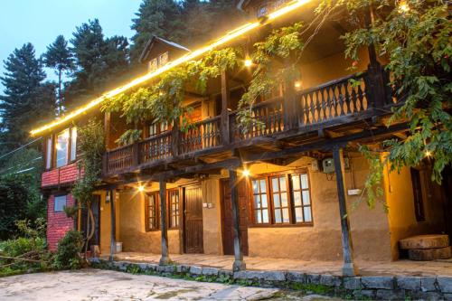 uma casa com varanda e luzes em Aarya homes em Manali