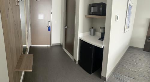 a room with a white counter and a microwave at Holiday Inn Express & Suites Muskegon - Grand Haven by IHG in Muskegon