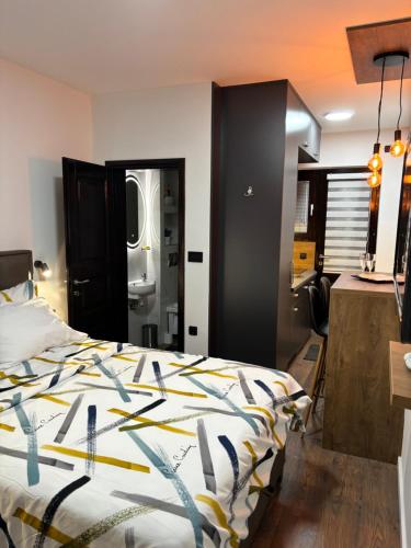 een slaapkamer met een bed met een kleurrijk dekbed bij Stan na dan Kutak in Raška