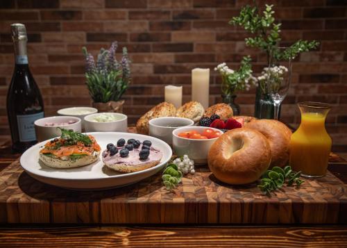 - une table avec une assiette de nourriture et un bagel dans l'établissement Spokane Tribe Resort and Casino, à Airway Heights