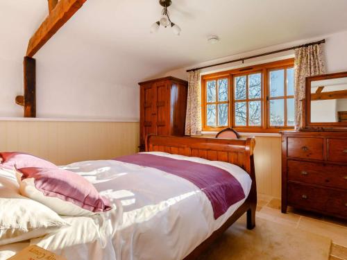 - une chambre avec un lit, une commode et une fenêtre dans l'établissement 2 Bed in South Molton 86642, à Knowstone
