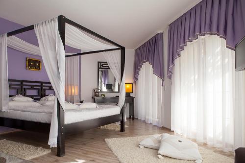Postel nebo postele na pokoji v ubytování Familly Art Hotel Nirvana