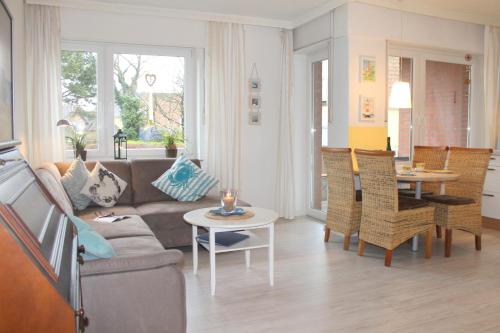 un soggiorno con divano e tavolo di Ferienwohnung Strandfee, App 01 in ruhiger strandnaher Lage a Grömitz