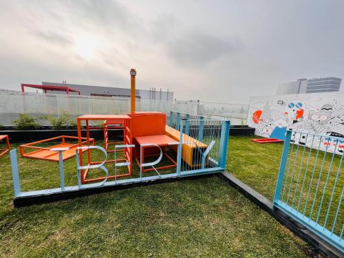 un parque infantil con un juego en la hierba en M2 #13 - DPTO 2 dorm - Frente Embajada USA, en Lima