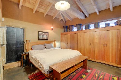 um quarto com uma cama e uma parede de madeira em Centrally Located Santa Fe Studio Near Town! em Santa Fé