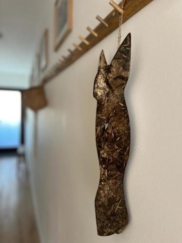 a sculpture of a cat hanging on a wall at Amselnest in Rimsting