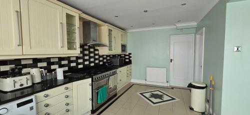 Kuchnia lub aneks kuchenny w obiekcie Wood, Double Room in London