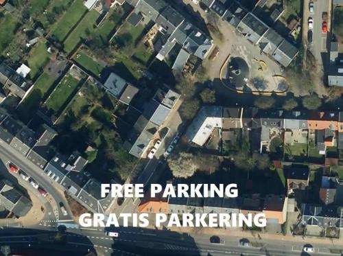 una imagen de una ciudad con las palabras aparcamiento gratuito en Townhouse, en Odense
