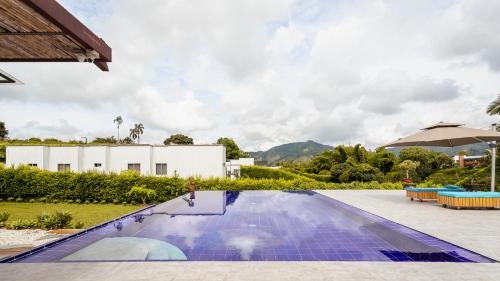 a swimming pool in the backyard of a house at Malugo Campestre in Pereira
