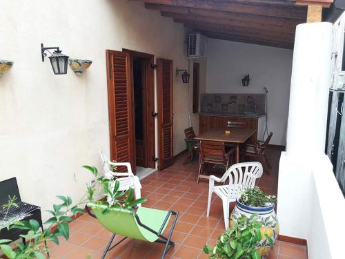 リーパリにあるEoliando Case per Vacanze - Lipari Mareの家の中のパティオ(椅子、テーブル付)