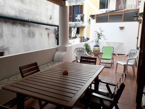 リーパリにあるEoliando Case per Vacanze - Lipari Mareのパティオ(木製テーブル、椅子付)