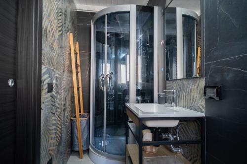 La salle de bains est pourvue d'un lavabo et d'une douche. dans l'établissement holiday inn endless summer, à Alcamo